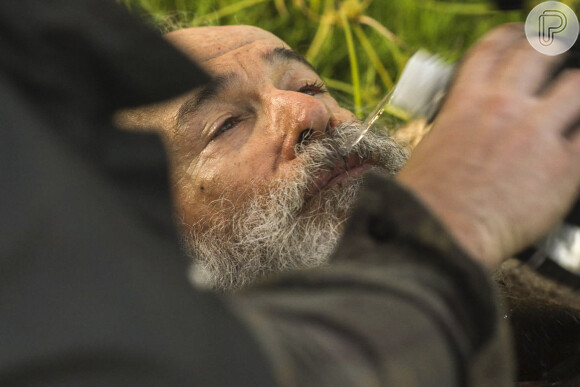 Trindade (Gabriel Sater) surgiu ao salvar a vida do Velho do Rio (Osmar Prado) na novela 'Pantanal'