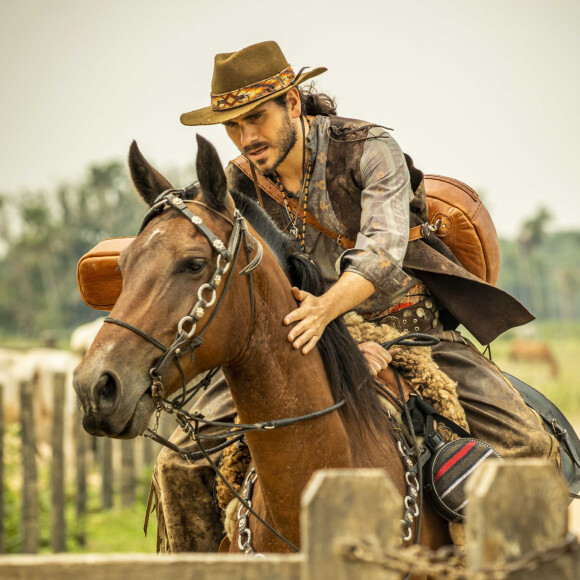 Trindade (Gabriel Sater) tem pacto com o diabo e vai fazer sua viola tocar sozinha, espantando a todos na novela 'Pantanal'