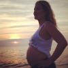 Angélica posa grávida de Eva e escreve 'Eu, minha baby e o sol...' na legenda