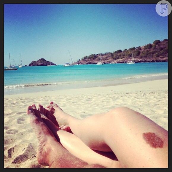 Luciano Huck curte dia de praia com Angélica e posta foto das pernas do casal