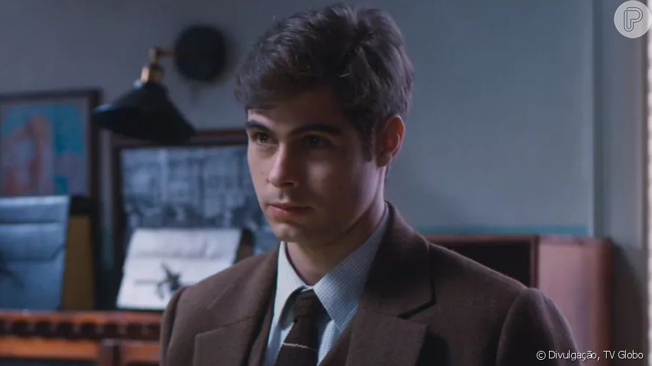 Davi (Rafael Vitti) é surpreendido com proposta de Joaquim (Danilo Mesquita) a respeito de Isadora (Larissa Manoela) na novela 'Além da Ilusão'