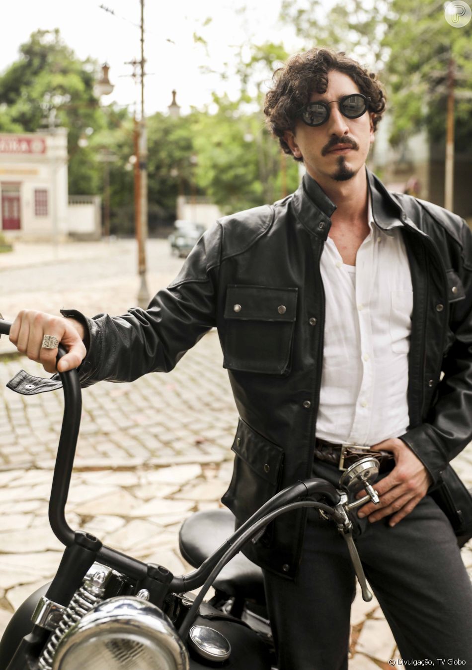 Joaquim (Danilo Mesquita) confirma a Davi (Rafael Vitti) proposta de aliança para separar Nelsinho (Johnny Massaro) de Isadora (Larissa Manoela) na novela 'Além da Ilusão': 'Não quero que Isadora vire cobertor de orelha do Nelsinho! Pelo bem dela, faço o sacrifício. E você?'
