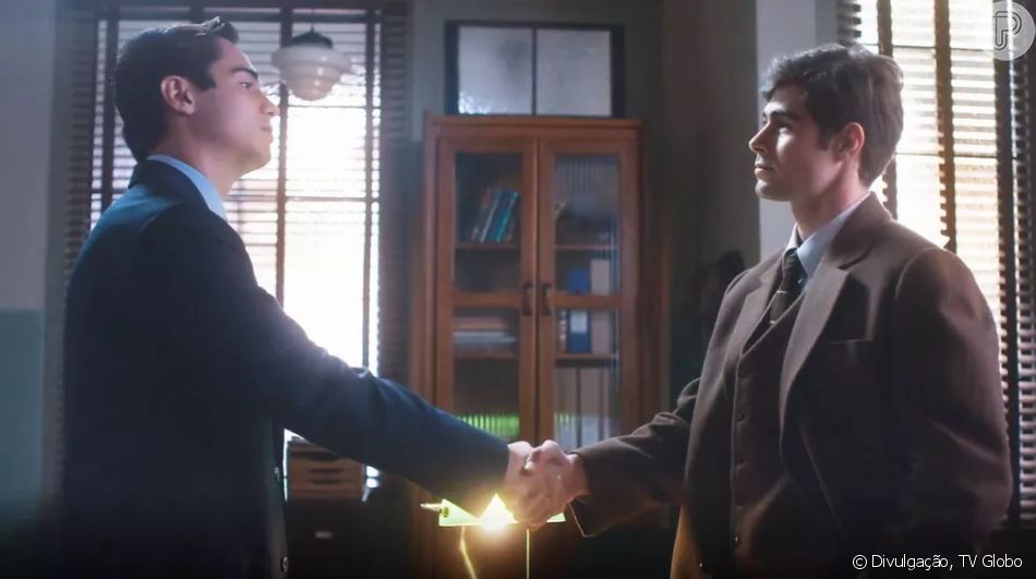 Joaquim (Danilo Mesquita) e Davi (Rafael Vitti) dão as mãos para selar acordo e separarem Nelsinho (Johnny Massaro) de Isadora (Larissa Manoela) na novela 'Além da Ilusão'
