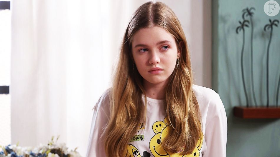 Lorena (Pietra Quintela) fica mal ao saber que Raquel (Isabella Moreira) quer emprego para ir embora de casa no capítulo de segunda-feira 16 de maio de 2022 da novela 'Poliana Moça'
