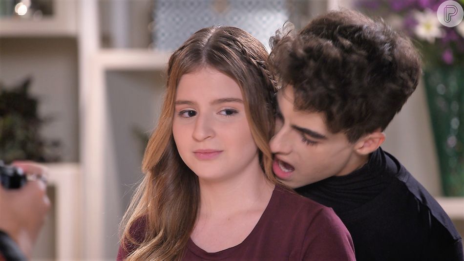 Poliana (Sophia Valverde) grava cena onde leva mordida de Eric (Lucas Burgatti) no capítulo de terça-feira 17 de maio de 2022 da novela 'Poliana Moça'