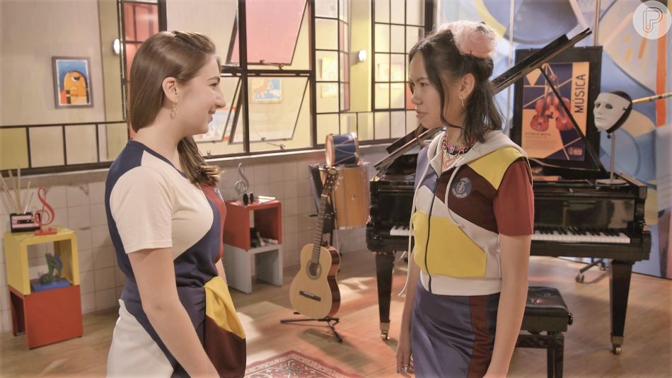 Helena (Luisa Bresser) revela a Song (Bella Chiang) que deu um beijo em João (Igor Jansen) no capítulo de quinta-feira 19 de maio de 2022 da novela 'Poliana Moça'