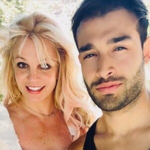 Britney Spears é noiva do ator Sam Asghari.