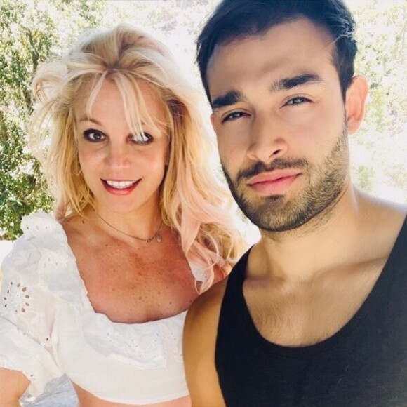 Britney Spears é noiva do ator Sam Asghari.