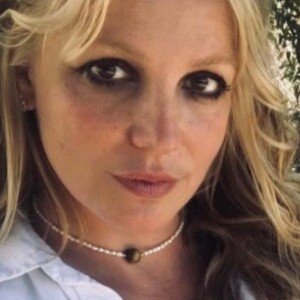 Britney Spears anuncia pelas redes sociais que sofreu um aborto espontâneo.
