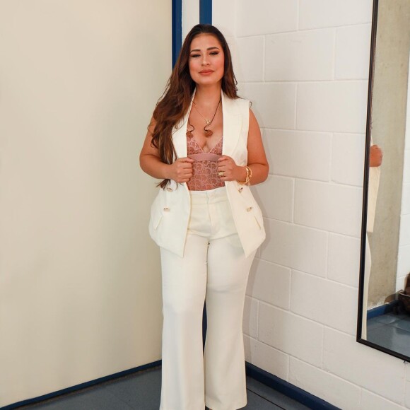 Irmã de Simaria, Simone usou look de alfaiataria por cima de um body