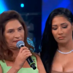 Simone e Simaria receberam a mãe, Mara Mendes, no palco do 'Domingão com Huck'