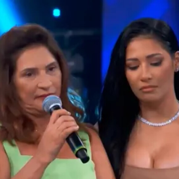 Simone e Simaria receberam a mãe, Mara Mendes, no palco do 'Domingão com Huck'