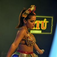 Anitta sensualiza com figurino de dançarina de frevo durante show em Recife