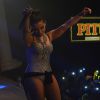 Anitta tira adereços de passista de frevo e faz show com collant listrado cavado