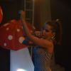 Anitta tira adereços de passista de frevo e faz show com collant listrado cavado