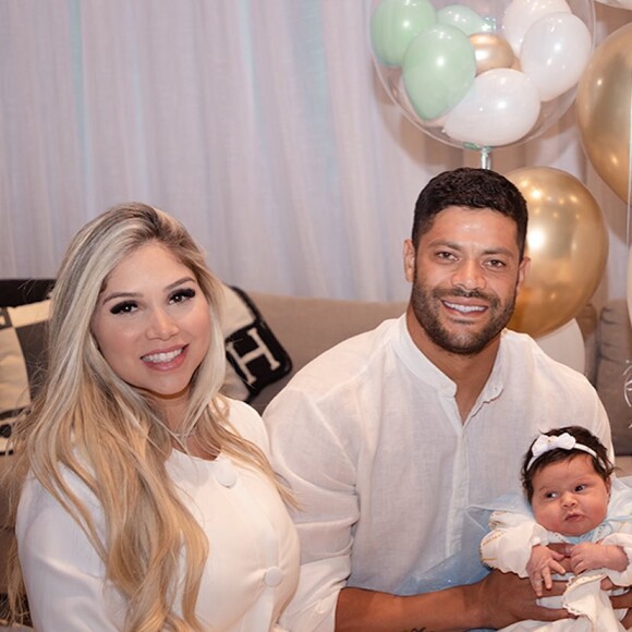 Hulk e Camila Ângelo optaram por looks brancos para a festa