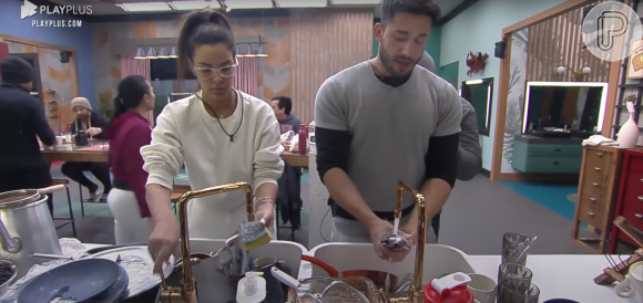 'Power Couple 2022': Ivy e Fernando lavam a louça que gerou climão no programa e decidem conversar com Adryana