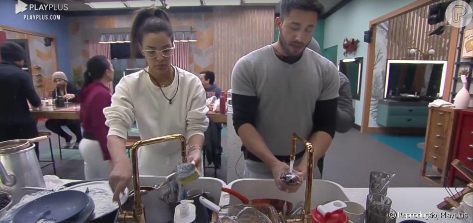 'Power Couple 2022': Ivy e Fernando lavam a louça que gerou climão no programa e decidem conversar com Adryana