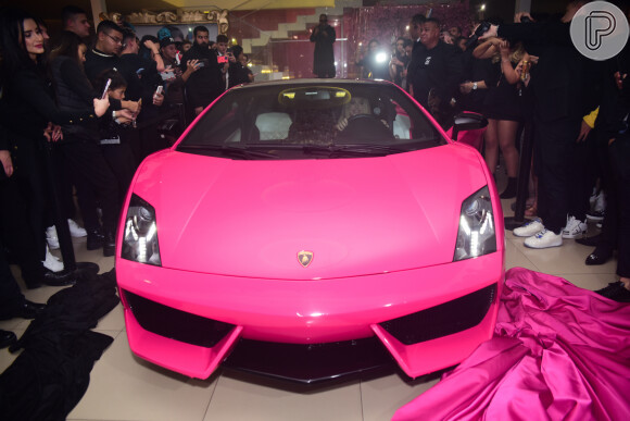 Em festa de 15 anos, Melody ganhou carro avaliado em R$ 1,5 milhão
