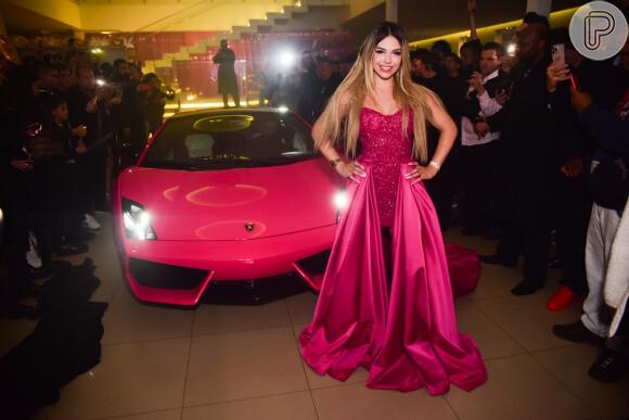 O carro de luxo em questão é uma Lamborghini Gallardo pink