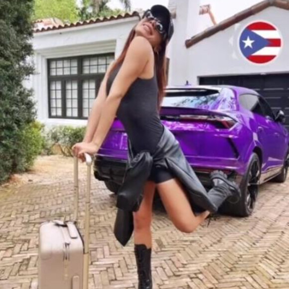 Anitta posou ao lado do veículo nos Stories do Instagram, mas não deu mais detalhes a respeito da mesma
