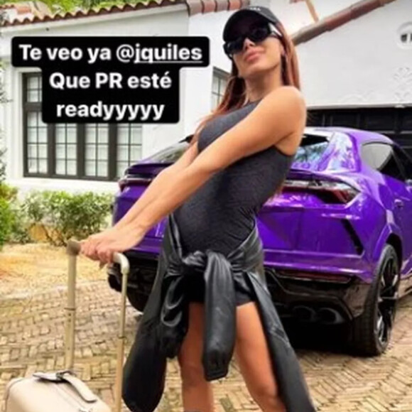 Anitta apareceu ao lado de uma Lamborguini Urus roxa, modelo de carro SVU de luxo, avaliado em mais de R$ 3 milhões