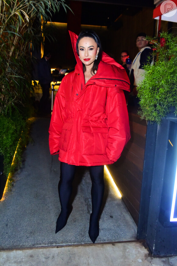 Sabrina Sato recorreu à jaqueta puffer ousada em vermelho com botas overknee