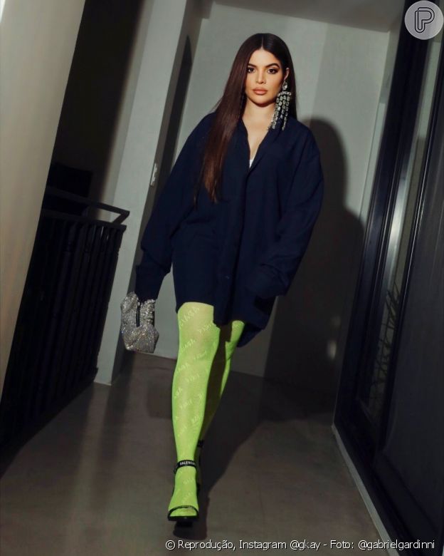 Meia-calça em cor vibrante dá personalidade ao look: Gkay ama essa tendência de moda