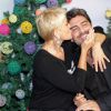Xuxa e o namorado, Junno Andrade, trocam carinhos nos bastidores de evento em São Paulo