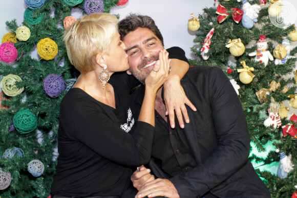 Xuxa e o namorado, Junno Andrade, trocam carinhos nos bastidores de evento em São Paulo