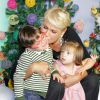 Xuxa posa com crianças durante evento de Natal, em São Paulo