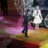 Xuxa é levado por bailarino com fantasia de paquito em evento que encerra as comemorações de 25 anos de sua fundação
