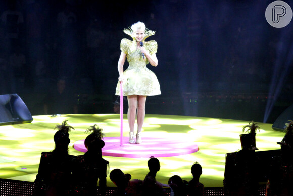 Fantasiada, Xuxa se apresenta em show de Natal em São Paulo