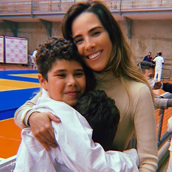 Wanessa Camargo surgiu sorridente em uma foto ao lado dos filhos