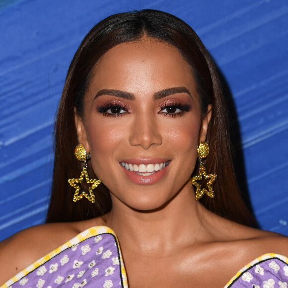 Anitta anunciou que está namorando em entrevista ao canal da apresentadora Angelique Burgos, no YouTube