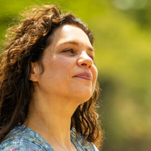 Maria Bruaca (Isabel Teixeira) vai tomar banho nua diante de Alcides (Juliano Cazarré) na novela 'Pantanal'