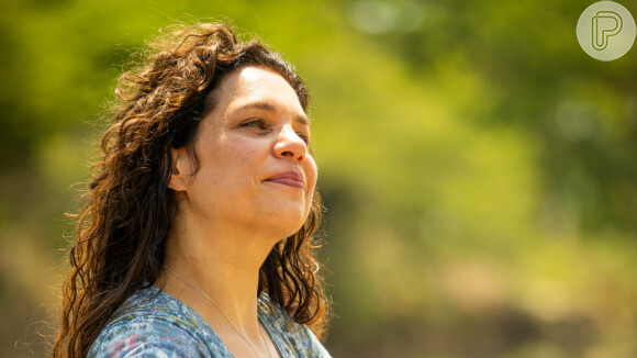 Maria Bruaca (Isabel Teixeira) vai tomar banho nua diante de Alcides (Juliano Cazarré) na novela 'Pantanal'