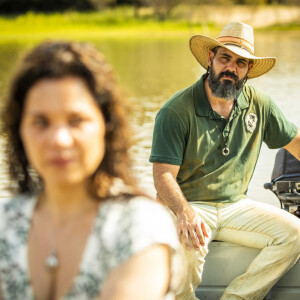 Maria Bruaca (Isabel Teixeira) alerta que nem ela e nem Alcides (Juliano Cazarré) querm o caldo de piranhas na novela 'Pantanal'
