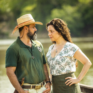 Maria Bruaca (Isabel Teixeira) chama Alcides (Juliano Cazarré) para um banho de rio e revela que irá tomar banho nua na sua frente na novela 'Pantanal'