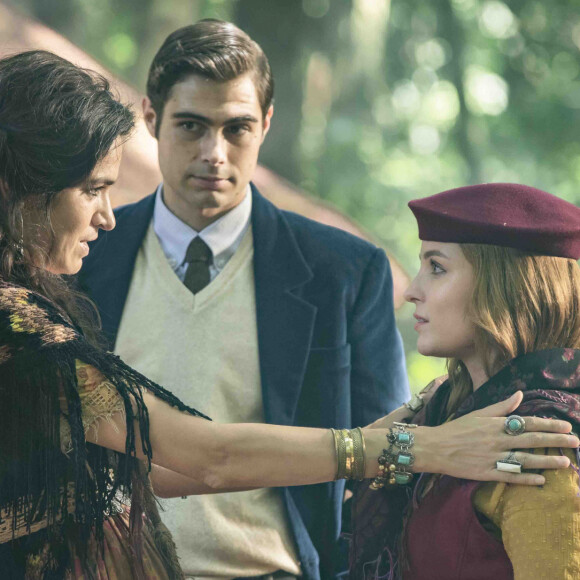 Isadora (Larissa Manoela) se desculpa com a mãe após abuso de Nelsinho (Johnny Massaro) na novela 'Além da Ilusão'