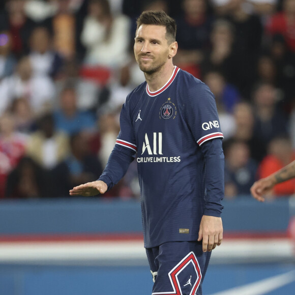 Treinador também comparou Neymar a Messi