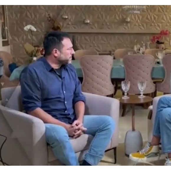 Rodrigo Mussi aparece nas fotos ao lado do repórter Mauricio Ferraz, com o corte de cabelo mais baixo e bem magro