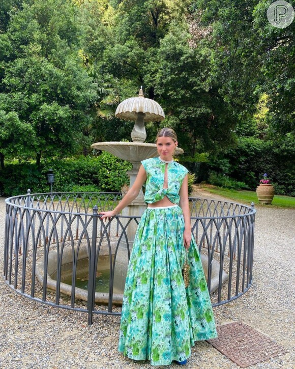 Verde em tom suave predominou no outfit de Julia Tiberio no casamento de Lala Rudge: a influenciadora escolheu Giambatista Valli para a ocasião.