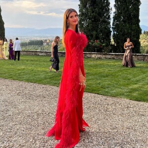 Vestido vermelho com plumas foi escolha de Isabella Fiorentino para o casamento de Lala Rudge