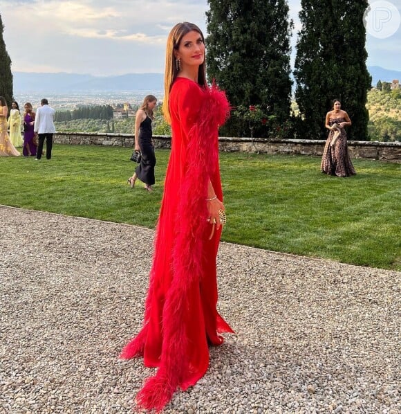 Vestido vermelho com plumas foi escolha de Isabella Fiorentino para o casamento de Lala Rudge