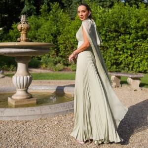 Vestido verde com capa de Lele Saddi no casamento de Lala Rudge é da grife Harith Hashim