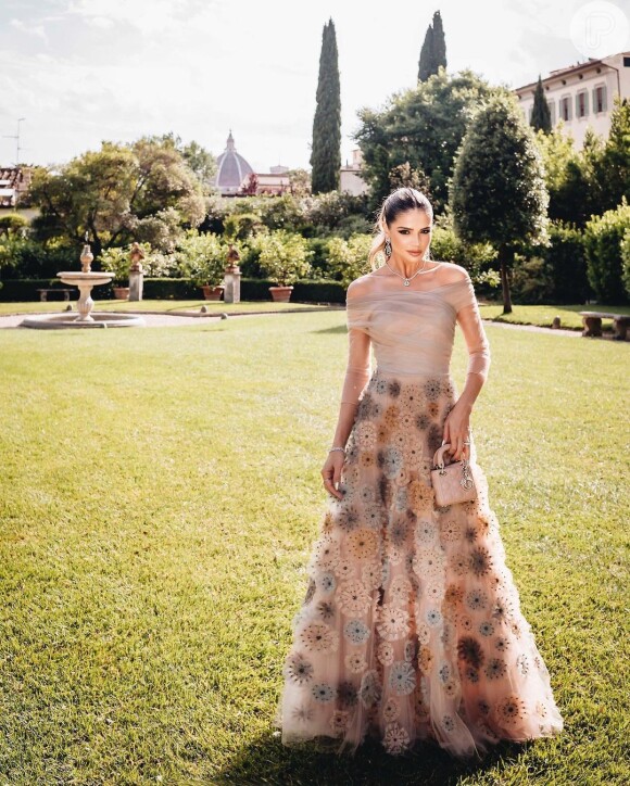 Vestido floral em casamento: Thássia Naves escolheu peça nude da Dior cheia de estilo