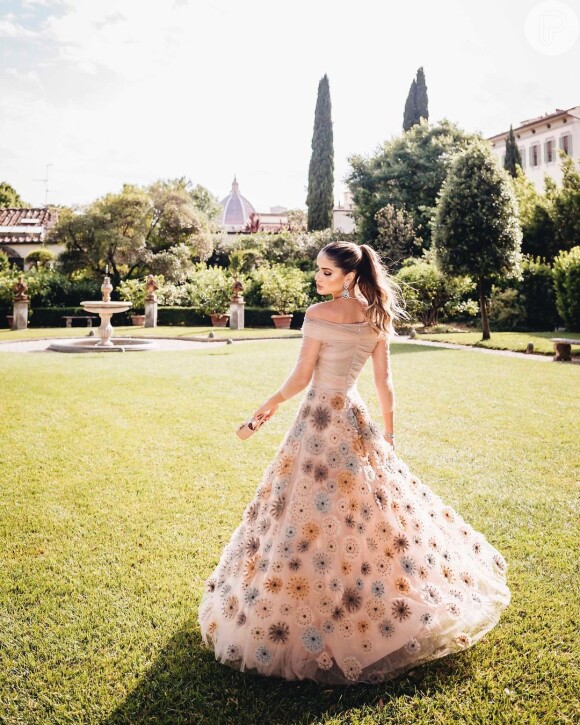 Vestido bege de Thassia Naves no casamento de Lala Rudge é Dior