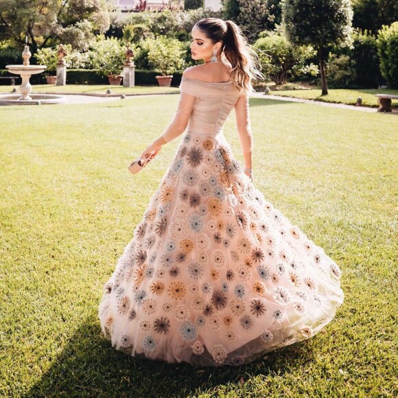 Vestido bege de Thassia Naves no casamento de Lala Rudge é Dior
