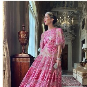 Vestido rosa com padronagem floral delicada foi aposta de Tamara Rudge para casamento de Lala Rudge: o outfit é da Dolce & Gabbana